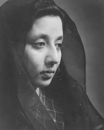 Téléchargez les photos : Vieux vintage studio portrait noir et blanc début 1900 argent gélatine imprimé femme indienne Inde - en image libre de droit