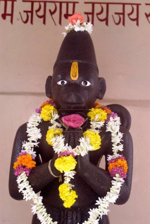 Téléchargez les photos : Pierre noire sculptée idole du Seigneur Hanuman debout dans la posture Namaskar dieu singe au temple Shree Ram ; Tulsibaug ; Pune ; Maharashtra ; Inde - en image libre de droit