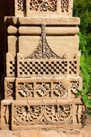 UNESCO-Welterbe Champaner Pavagadh; Cenotaph von Nagina Masjid; mit wunderschönen floralen Schnitzereien (Arabasc und Interwine Designs) und Jali-Arbeiten; Champaner; Distrikt Panchmahals; Bundesstaat Gujarat; Indien; Asien