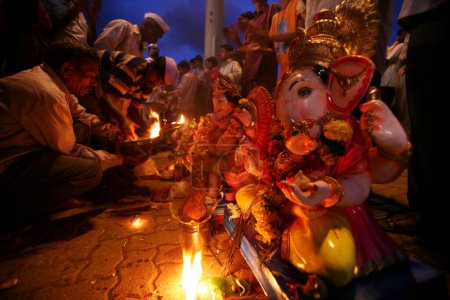 Foto de Devotos realizando puja del Señor Ganesha ganpati deidad hindú antes de la inmersión, Bombay Mumbai, Maharashtra, India - Imagen libre de derechos