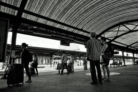 Foto de Personas que esperan, Estación de tren, Colmar, Grand Est, Alsacia, Francia, Europa - Imagen libre de derechos