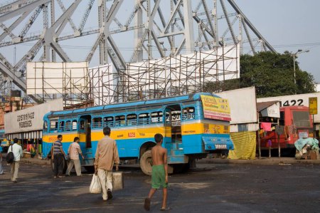 Téléchargez les photos : Transport routier ; pont Howrah maintenant Rabindra Setu sur la rivière HooApproximativement ; Calcutta Kolkata ; Bengale occidental ; Inde - en image libre de droit