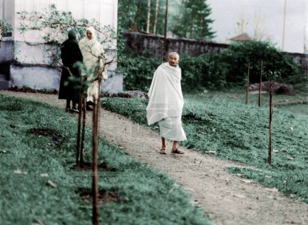 Photo for Mahatma Gandhi walking with Mirabehn at Villeneuve Montreux, Switzerland, December 9, 1931 - Royalty Free Image