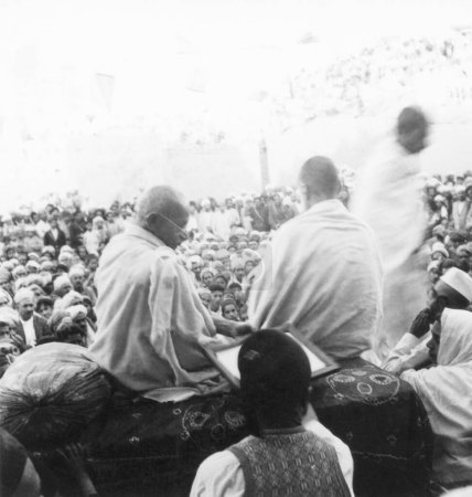 Téléchargez les photos : Mahatma Gandhi, plaisantant avec le petit-fils de Khan Abdul Gaffar Khan lors de sa visite dans les provinces frontalières du Nord-Ouest en Afghanistan, octobre 1938, Sushila Nayar, Pyarelal Nayar, Brijkishna Chandiwalla - en image libre de droit