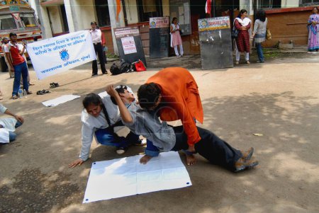 Foto de Juego callejero de ONG no gubernamentales que crean conciencia sobre los derechos de los pacientes en Ghatkopar en Bombay Mumbai, Maharashtra, India - Imagen libre de derechos