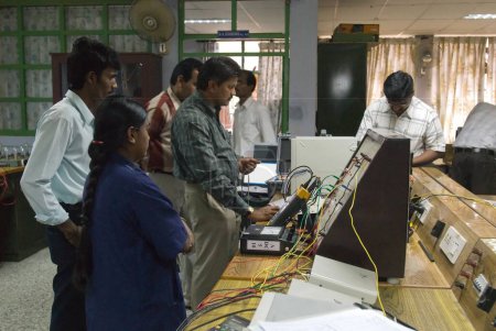 Téléchargez les photos : Laboratoire à l'institut coimbatore des collèges d'ingénierie technologique, Tamil Nadu, Inde - en image libre de droit