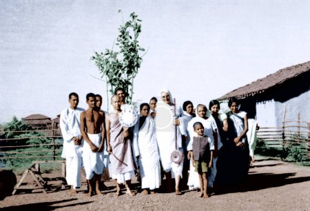 Téléchargez les photos : Photo de groupe à l'Ashram de Sevagram, Wardha, Maharashtra, Inde, Asie, 1938 - en image libre de droit
