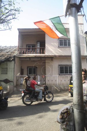 Téléchargez les photos : Bike, two wheeler and Indian tricolor election flag of congress political party street scene in somvari bazaar, Mulund, Mumbai Bombay, Maharashtra, India - en image libre de droit