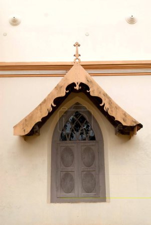 Téléchargez les photos : Fenêtre dans l'église orthodoxe syrienne St. Marys à Cherai ; Kerala ; Inde - en image libre de droit