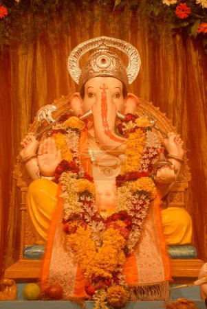 Téléchargez les photos : Idole du Seigneur Ganesh ; adoration pour la fête de Ganapati ; éléphant dirigé dieu hindou ; Pune ; Maharashtra ; Inde - en image libre de droit