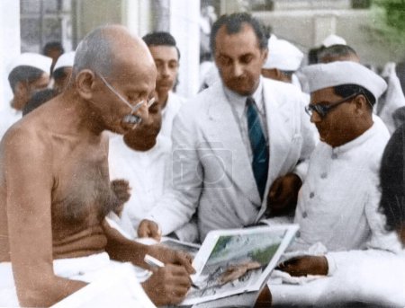 Foto de Fotógrafo DRD Wadia mostrando fotografías a Mahatma Gandhi, Mumbai, India, Asia, septiembre 1944 - Imagen libre de derechos