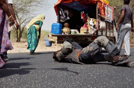 Foto de Devoto rodando por carretera Jodhpur Rajasthan India Asia - Imagen libre de derechos