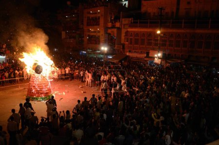 Téléchargez les photos : Effigie de ravan brûlant sur le festival de dussehra, jodhpur, rajasthan, Inde, asie - en image libre de droit