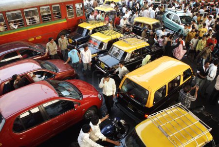 Téléchargez les photos : BEST bus taxis voitures taxi privé coincé dans les embouteillages à Bombay Mumbai, Maharashtra, Inde - en image libre de droit
