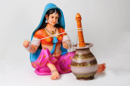 Estatuilla de arcilla, estatua de mujer rajasthani con la olla que agita que prepara suero de leche