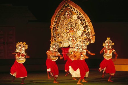 Téléchargez les photos : Danse folklorique du sud de l'Inde - en image libre de droit