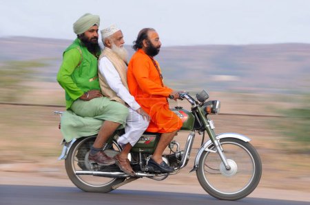 Foto de Hombres en moto en la calle - Imagen libre de derechos