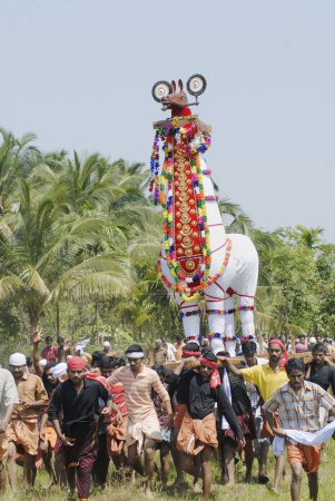 Téléchargez les photos : Personnes célébrant le festival Machattu Mamangam près de Trichur, Kerala, Inde - en image libre de droit