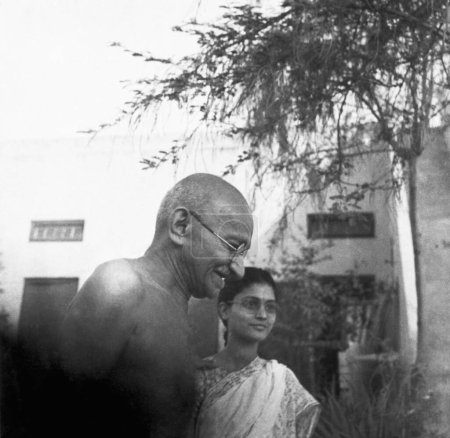 Téléchargez les photos : Mahatma Gandhi et Abha Gandhi à Pune, 1944 - en image libre de droit