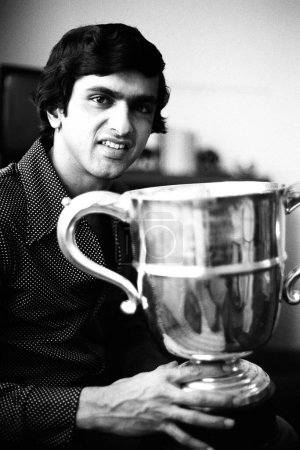 Téléchargez les photos : Prakash Padukone avec trophée de champion de badminton Mumbai Maharashtra Inde Asie 1980 - en image libre de droit