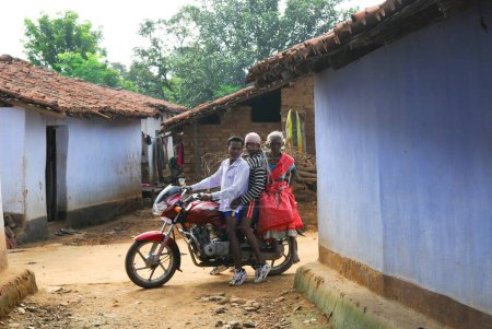 Téléchargez les photos : Ho tribus hommes portant vieux sage-femme à vélo, Chakradharpur, Jharkhand, Inde - en image libre de droit