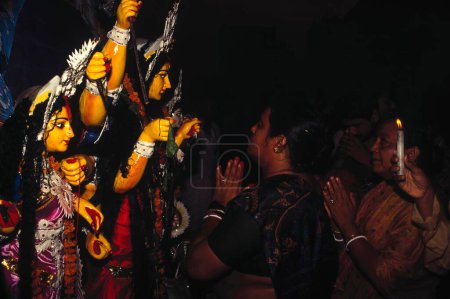 Téléchargez les photos : Déesse Durga Pooja procession puja Hommage à la déesse mère pendant les neuf jours de Navaratri, en Inde - en image libre de droit