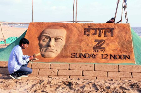 Téléchargez les photos : Sudarshan Patnaik, Sudarsan Pattnaik, Artiste indien du sable, Puri, Odisha, sculpture sur sable, Dangal film, Zee TV, Versova Beach, Mumbai, Inde, 17 mai 2017 - en image libre de droit