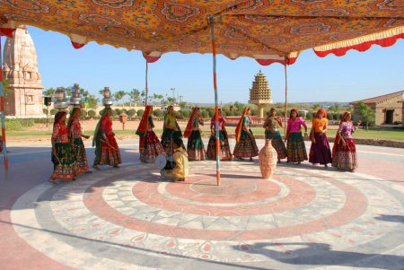Téléchargez les photos : Danse traditionnelle kutchi, Kutch, Gujarat, Inde - en image libre de droit
