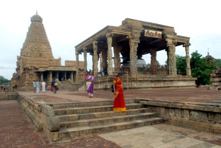 Foto de Devotos de pie en las escaleras del templo Brihadeshwara también llamado gran templo construido en el siglo 10 dC por Raja Raja Chola Dedicado al Señor Shiva en Thanjavur, Tamil Nadu, India - Imagen libre de derechos