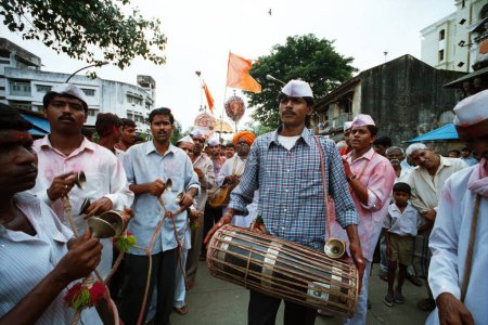 Téléchargez les photos : Varkari célébrant ekadashi sur la route, Wadala, Maharashtra, Inde - en image libre de droit
