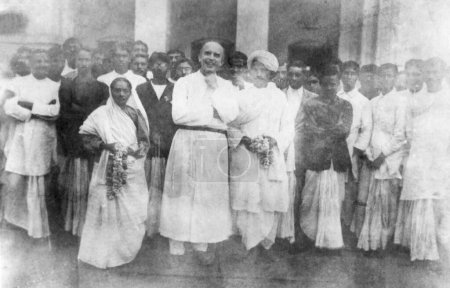 Téléchargez les photos : Kasturba Gandhi, prêtre chrétien et Mahatma Gandhi peu après leur retour en Inde, 1915, Inde NO MR - en image libre de droit