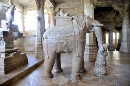 Téléchargez les photos : Sculpture en marbre d'éléphant au temple de la jaïne adinatha à ranakpur en rajasthan Inde Asie - en image libre de droit