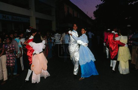 Téléchargez les photos : Couple dansant, goa carnaval, goa, indienne - en image libre de droit