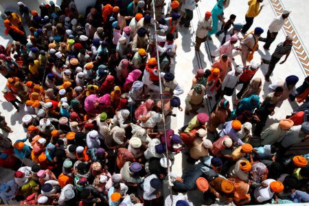 Foto de Multitud de devotos en cola durante el festival Hola Mohalla en Anandpur Sahib Gurudwara en el distrito de Rupnagar, Punjab, India - Imagen libre de derechos