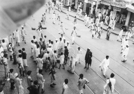 Téléchargez les photos : Les gens pendant les émeutes, 1942, Inde - en image libre de droit