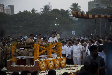 Téléchargez les photos : Uddhav Thackeray assister aux funérailles de Balasaheb Thackeray au parc shivaji Mumbai Maharashtra Inde - en image libre de droit