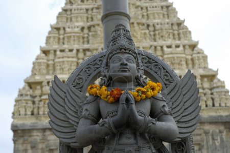 Statue des Garuda-Fahrzeugs von Lord Vishnu am Channakesava Vishnu Tempel; Belur; Bezirk Hassan; Karnataka; Indien