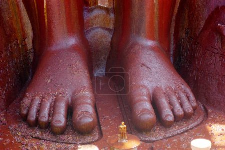 Fuß der 57 Fuß hohen Statue des Herrschers Bahubali, bekannt als Gomateshvara bei der Mahamasthakabisheka-Feier; Sravanabelagola im Hassan-Distrikt von Karnataka; Indien