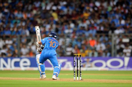 Téléchargez les photos : Le batteur indien Sachin Tendulkar lors de la finale de la Coupe du monde 2011 entre l'Inde et le Sri Lanka au stade Wankhede le 2 avril 2011 à Mumbai en Inde - en image libre de droit