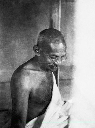Téléchargez les photos : Mahatma Gandhi à l'ashram de Sevagram, 1937 - en image libre de droit