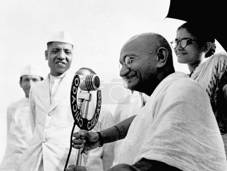 Téléchargez les photos : Mahatma Gandhi parlant dans un micro à Pune, 1944, Abha Gandhi - en image libre de droit