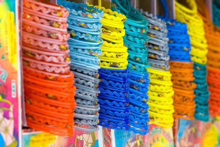 Foto de Juego de brazaletes colorido, India - Imagen libre de derechos