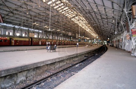Téléchargez les photos : Trains Chemins de fer Churchgate Railway Station, bomay Mumbai, Maharashtra, Inde - en image libre de droit