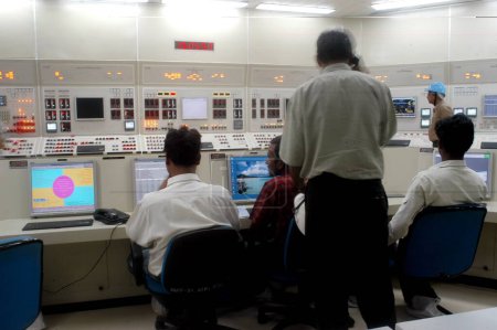 Foto de Hombres trabajando en detalle en la sala de control de la central atómica de Tarapur Unidad 3 y 4; Tarapur; Bombay Mumbai; Maharashtra; India - Imagen libre de derechos