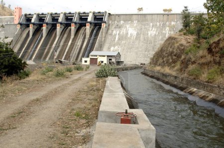 Hanuman Sagar Damm mit Bewässerungskanal, Akola, Akot, Maharashtra, Indien