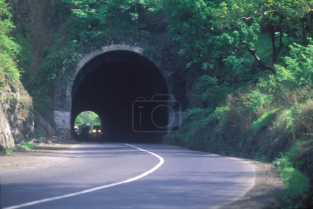 Téléchargez les photos : Tunnel, autoroute express mumbai-pune, maharashtra, Inde - en image libre de droit