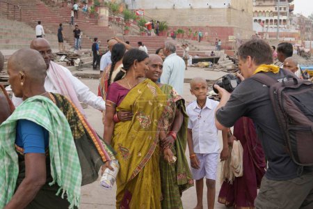 Téléchargez les photos : Pèlerins posant pour un photographe étranger, varanasi, uttar pradesh, Inde, Asie - en image libre de droit