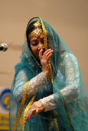 Téléchargez les photos : La danseuse classique Kathak Sitara Devi se produit au Shanmukhananda Hall à Bombay maintenant Mumbai ; Maharashtra ; Inde - en image libre de droit