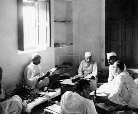 Téléchargez les photos : Mahatma Gandhi lors d'une réunion avec Jawaharlal Nehru, Rajendra Prasad, Pyarelal Nayar et d'autres à la colonie de Bhangi à Delhi, 1946, Inde - en image libre de droit