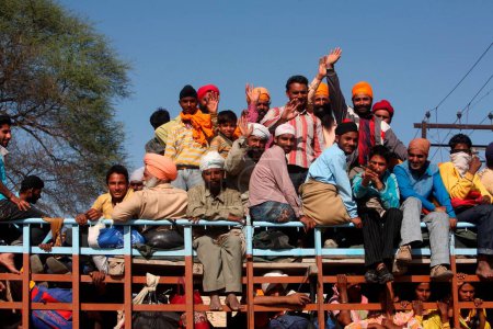 Foto de Devotos a bordo del camión después del festival Hola Mohalla en Anandpur sahib en el distrito de Rupnagar, Punjab, India - Imagen libre de derechos